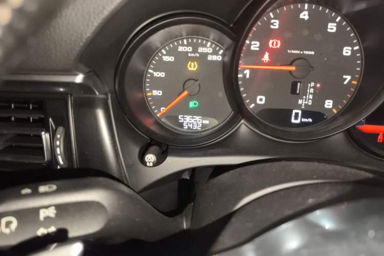 Used Porsche Macan 2021 Macan 2.0T Odometer Close Up