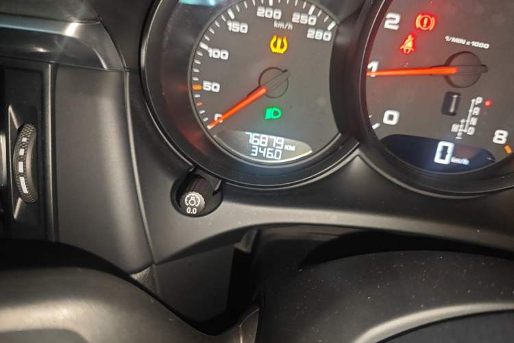 Used Porsche Macan 2021 Macan 2.0T Odometer Close Up