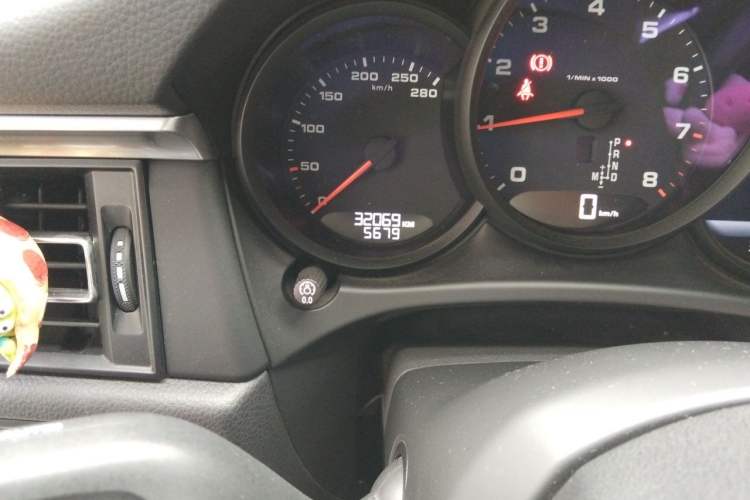 Used Porsche Macan 2021 Macan 2.0T Odometer Close Up