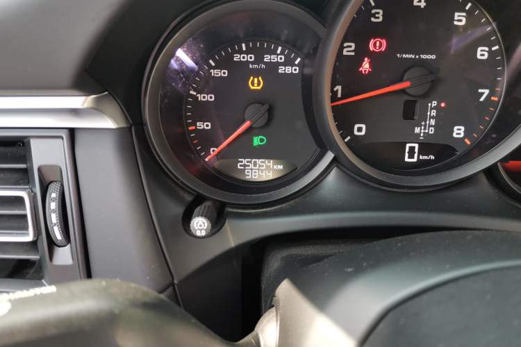 Used Porsche Macan 2021 Macan 2.0T Odometer Close Up