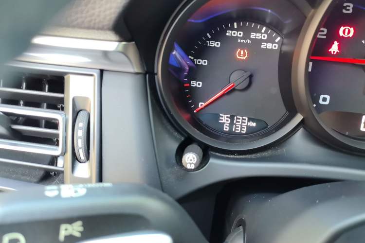 Used Porsche Macan 2021 Macan 2.0T Odometer Close Up
