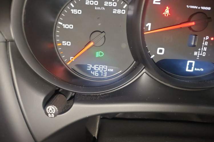 Used Porsche Macan 2021 Macan 2.0T Odometer Close Up