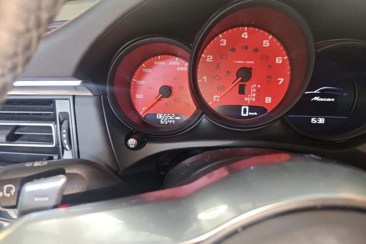 Used Porsche Macan 2021 Macan 2.0T Odometer Close Up