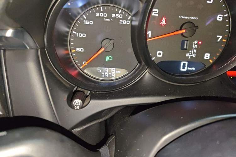 Used Porsche Macan 2021 Macan 2.0T Odometer Close Up