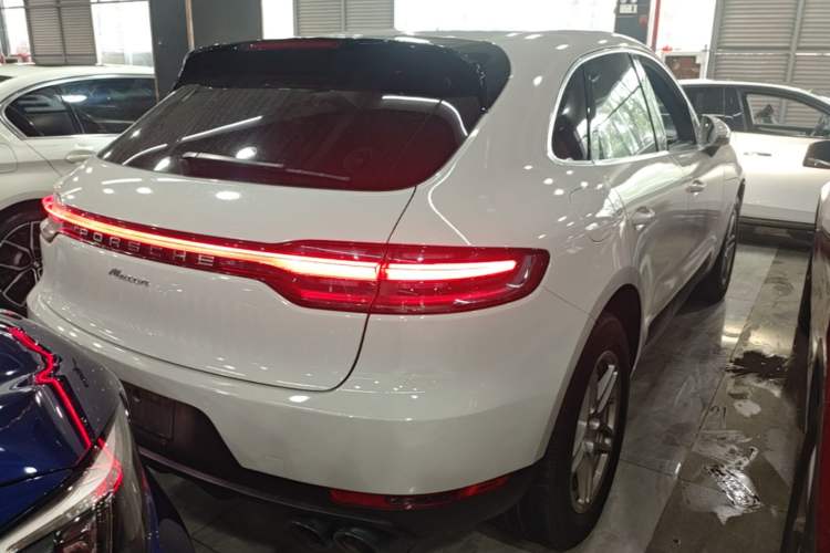 Used Porsche Macan 2021 Macan 2.0T Rear Right 45 Deg