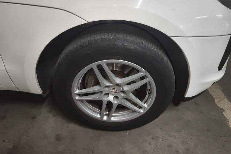 Used Porsche Macan 2021 Macan 2.0T Right Front Wheel Hub