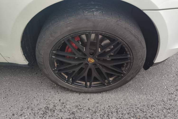 Used Porsche Macan 2021 Macan 2.0T Right Front Wheel Hub