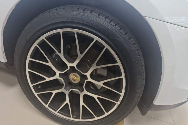 Used Porsche Macan 2021 Macan 2.0T Right Front Wheel Hub