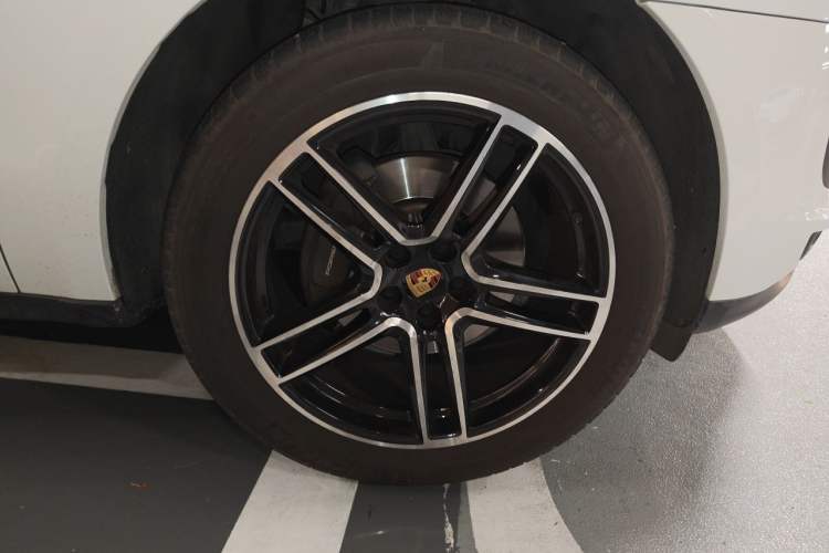 Used Porsche Macan 2021 Macan 2.0T Right Front Wheel Hub