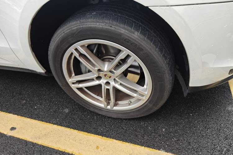 Used Porsche Macan 2021 Macan S 3.0T Right Front Wheel Hub