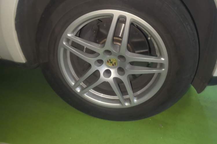 Used Porsche Macan 2021 Macan 2.0T Right Front Wheel Hub