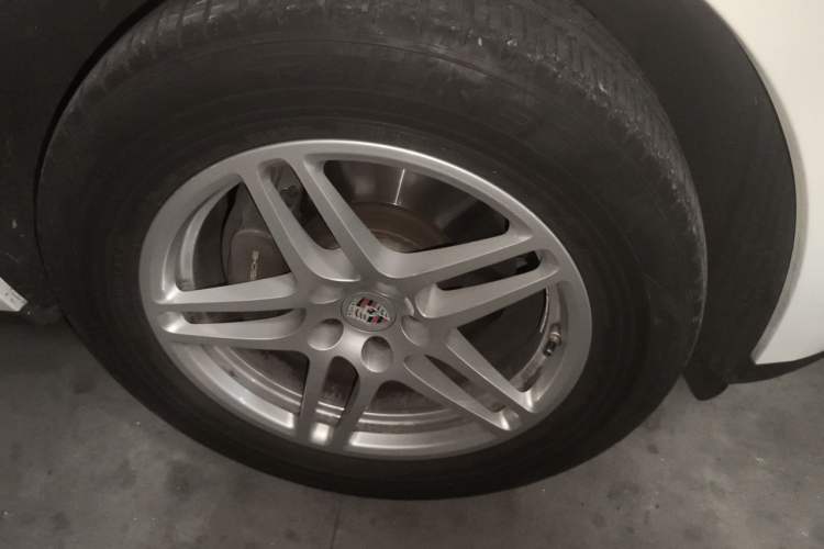 Used Porsche Macan 2021 Macan 2.0T Right Front Wheel Hub
