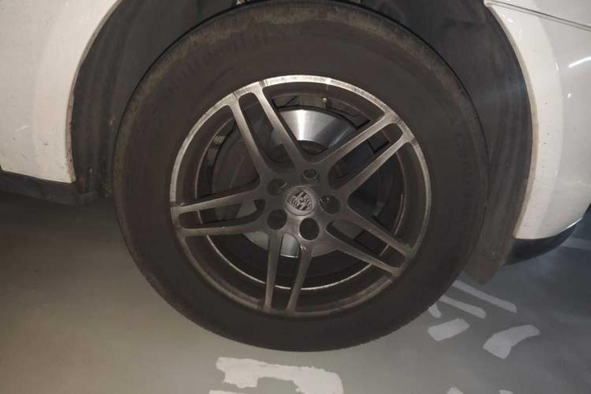 Used Porsche Macan 2021 Macan 2.0T Right Front Wheel Hub