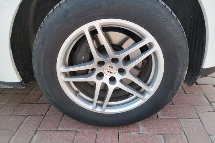Used Porsche Macan 2021 Macan 2.0T Right Front Wheel Hub