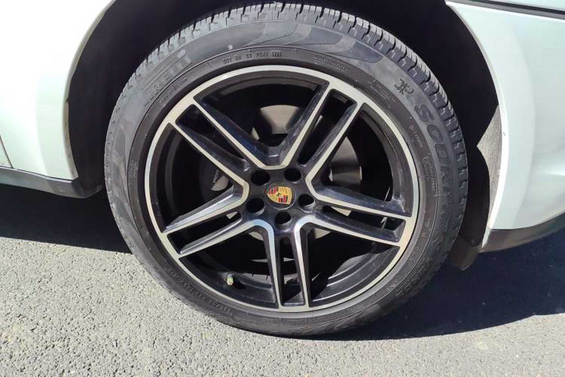 Used Porsche Macan 2021 Macan 2.0T Right Front Wheel Hub