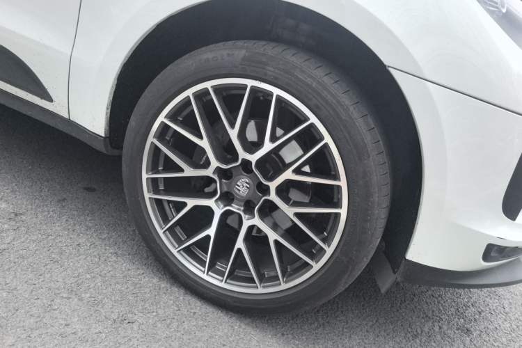 Used Porsche Macan 2021 Macan 2.0T Right Front Wheel Hub