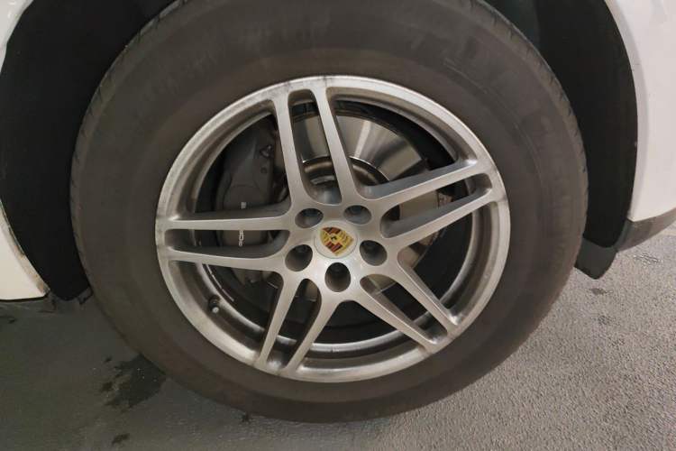 Used Porsche Macan 2021 Macan 2.0T Right Front Wheel Hub
