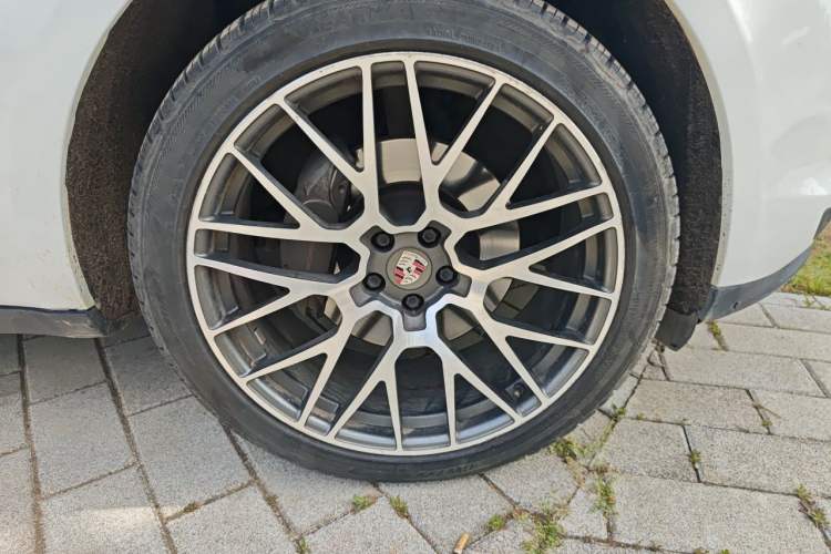 Used Porsche Macan 2021 Macan 2.0T Right Front Wheel Hub