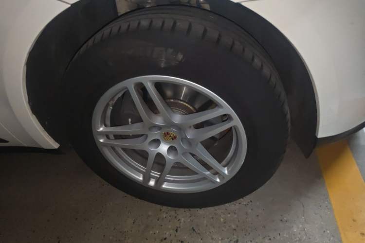 Used Porsche Macan 2021 Macan 2.0T Right Front Wheel Hub