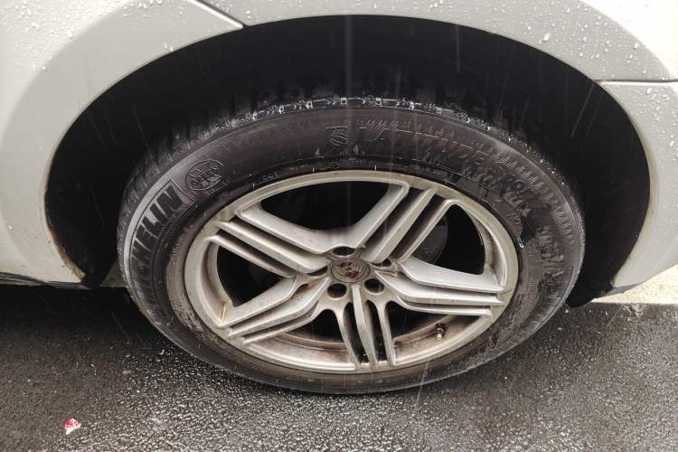 Used Porsche Macan 2021 Macan 2.0T Right Front Wheel Hub