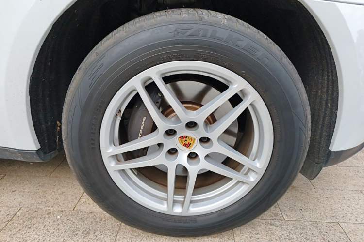 Used Porsche Macan 2021 Macan 2.0T Right Front Wheel Hub