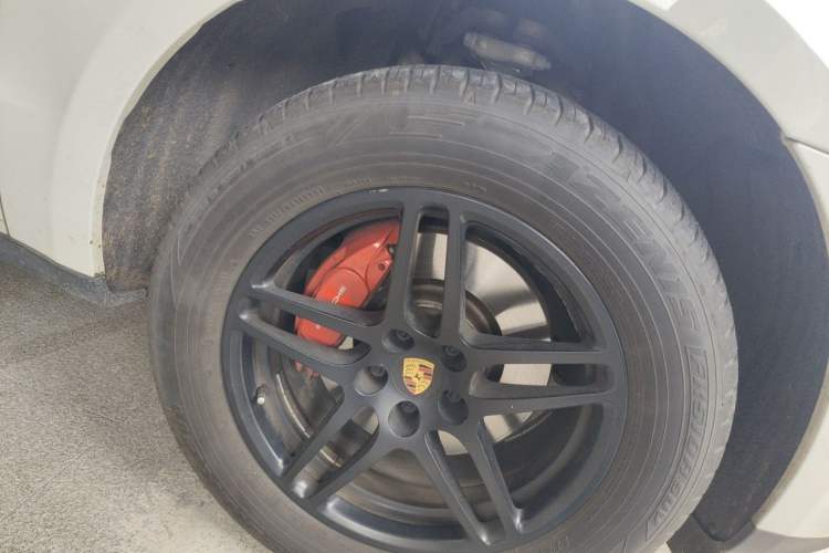 Used Porsche Macan 2021 Macan 2.0T Right Front Wheel Hub