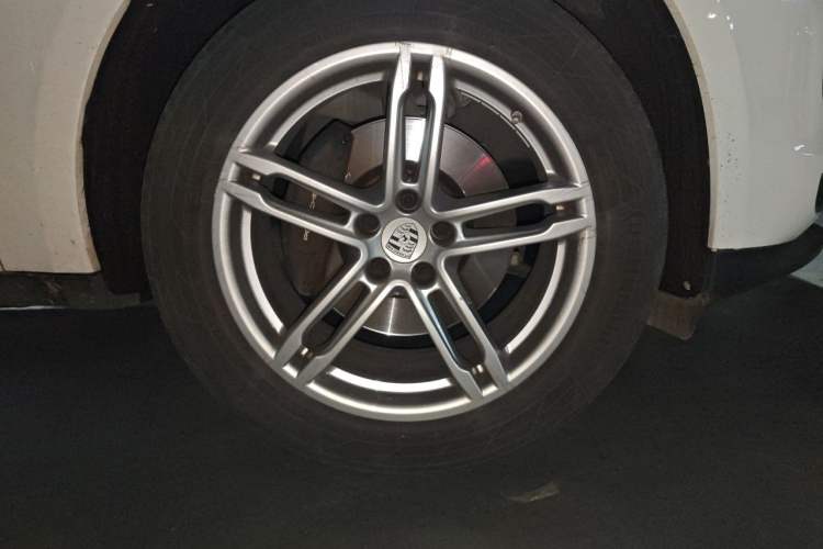 Used Porsche Macan 2021 Macan 2.0T Right Front Wheel Hub