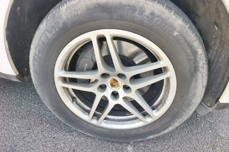 Used Porsche Macan 2021 Macan 2.0T Right Front Wheel Hub