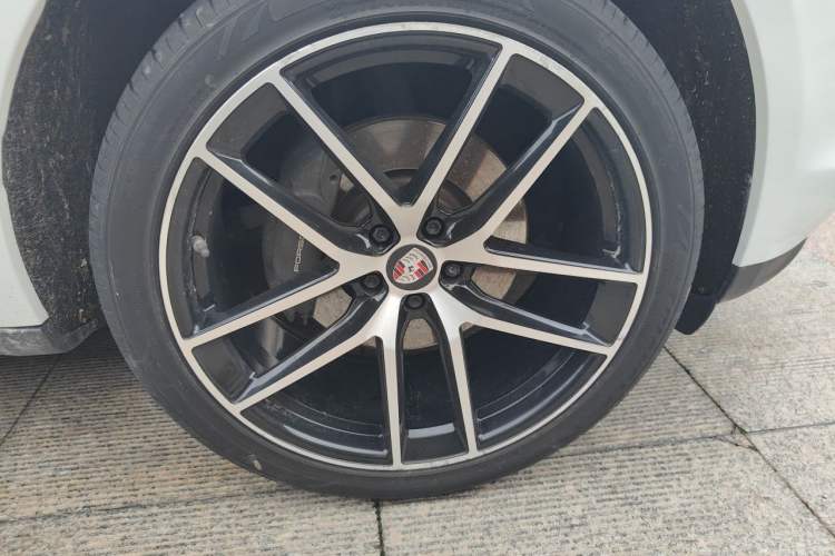 Used Porsche Macan 2021 Macan 2.0T Right Front Wheel Hub