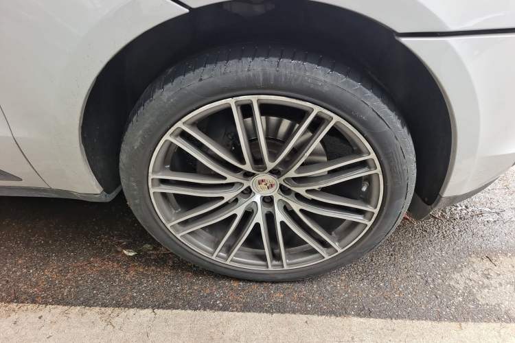 Used Porsche Macan 2021 Macan 2.0T Right Front Wheel Hub