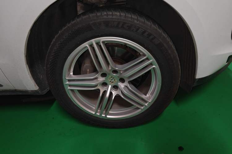 Used Porsche Macan 2021 Macan 2.0T Right Front Wheel Hub