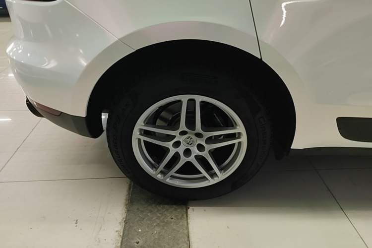 Used Porsche Macan 2021 Macan 2.0T Right Rear Wheel Hub