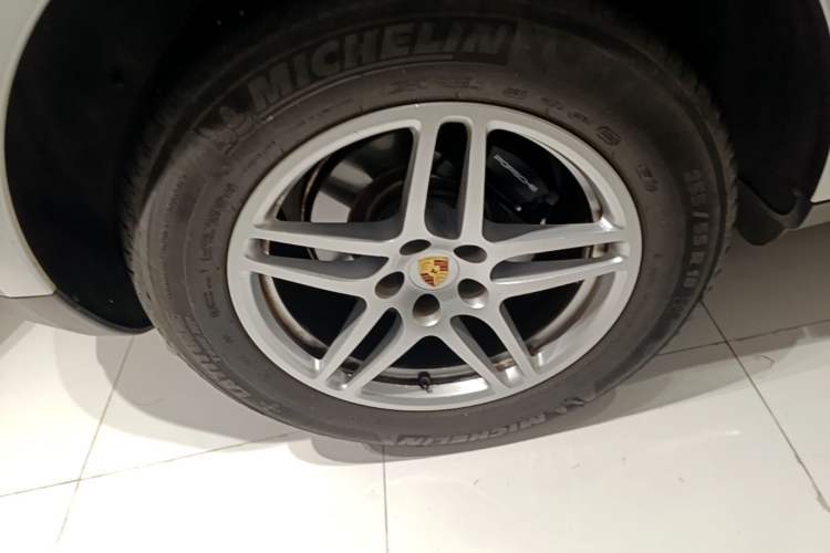 Used Porsche Macan 2021 Macan 2.0T Right Rear Wheel Hub