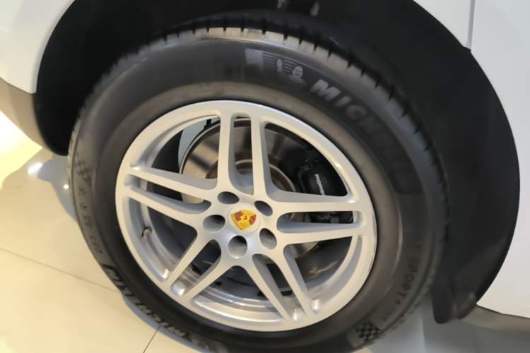 Used Porsche Macan 2021 Macan 2.0T Right Rear Wheel Hub