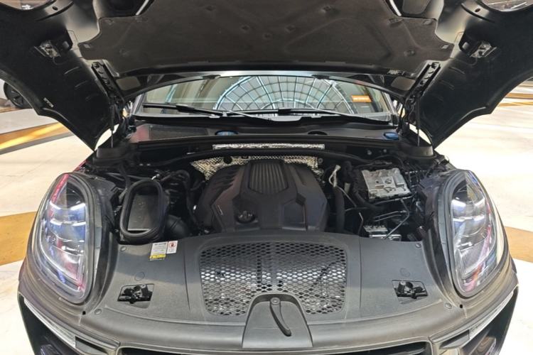 Used Porsche Macan 2022 Macan 2.0T Engine Bay