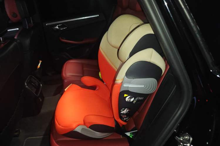 Used Porsche Macan 2022 Macan 2.0T Left Rear Seat