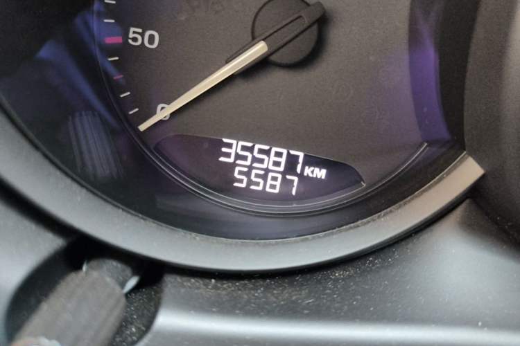 Used Porsche Macan 2022 Macan 2.0T Odometer Close Up