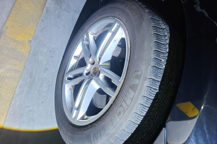 Used Porsche Macan 2022 Macan 2.0T Right Front Wheel Hub