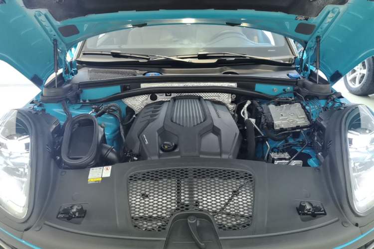 Used Porsche Macan 2022 Macan 2.0T Engine Bay