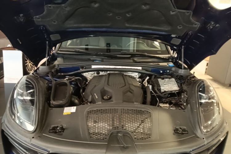 Used Porsche Macan 2022 Macan 2.0T Engine Bay