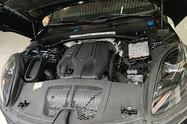 Used Porsche Macan 2022 Macan 2.0T Engine Bay