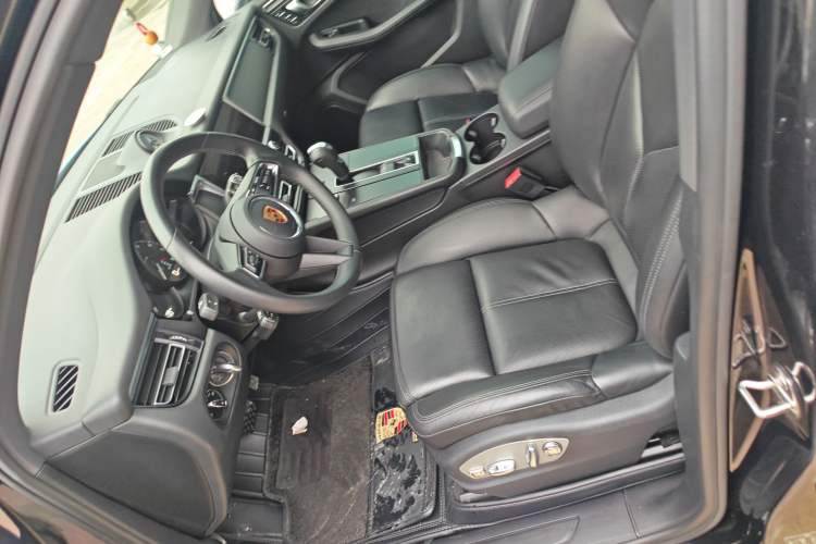 Used Porsche Macan 2022 Macan 2.0T Left Front Seat