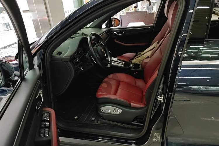 Used Porsche Macan 2022 Macan 2.0T Left Front Seat