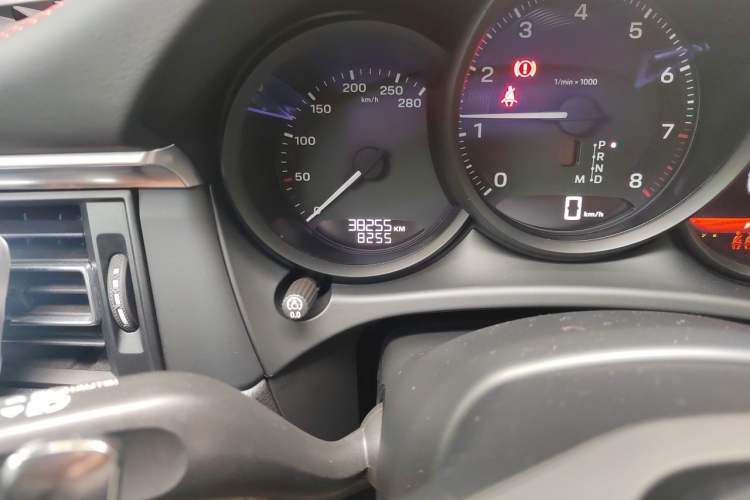 Used Porsche Macan 2022 Macan 2.0T Odometer Close Up