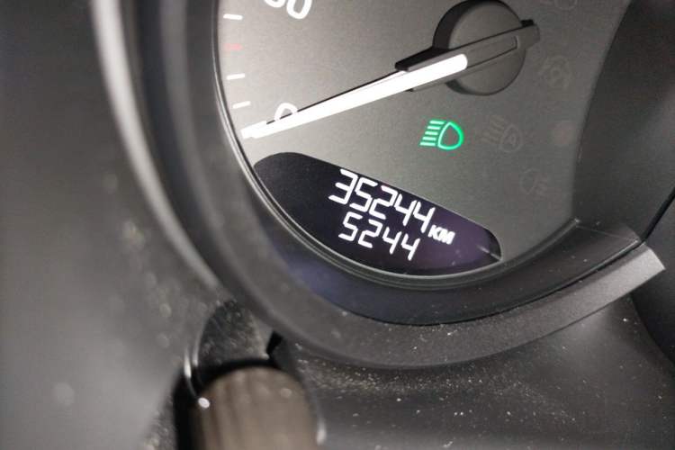 Used Porsche Macan 2022 Macan 2.0T Odometer Close Up