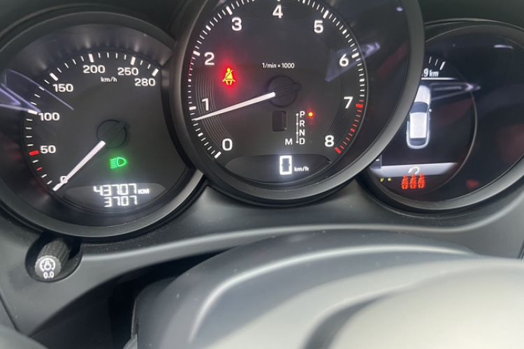 Used Porsche Macan 2022 Macan 2.0T Odometer Close Up