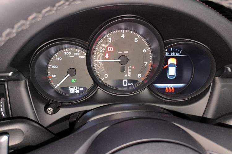 Used Porsche Macan 2022 Macan 2.0T Odometer Close Up