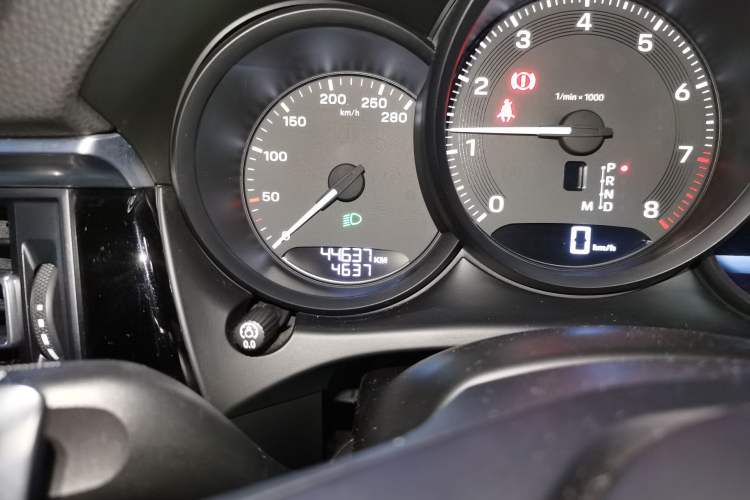 Used Porsche Macan 2022 Macan 2.0T Odometer Close Up