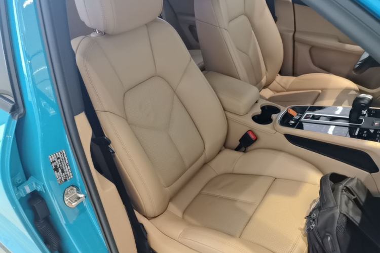 Used Porsche Macan 2022 Macan 2.0T Right Front Seat