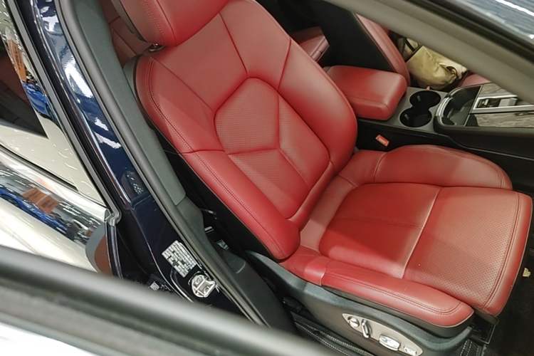 Used Porsche Macan 2022 Macan 2.0T Right Front Seat